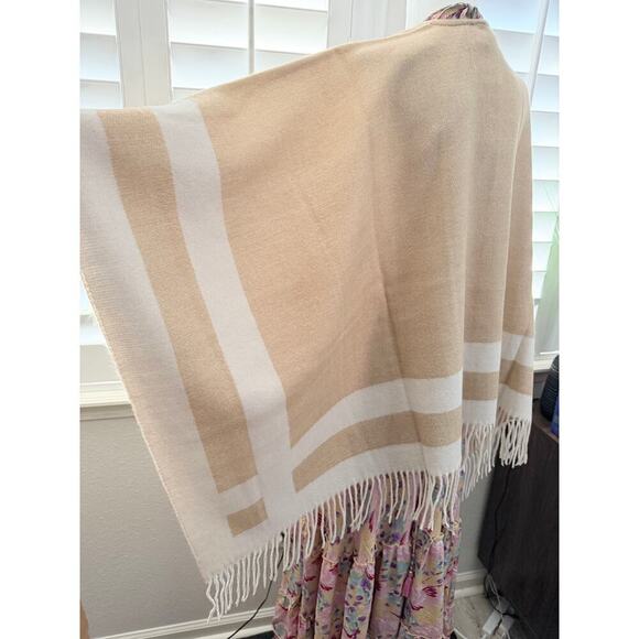 WALTER BAKER Verushka Reversible Poncho Camel/Ivory - Picture 2 of 11